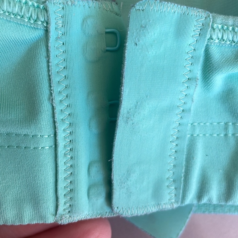 lululemon ta ta tamer turqouise 34D VGUC - Picture 4 of 11